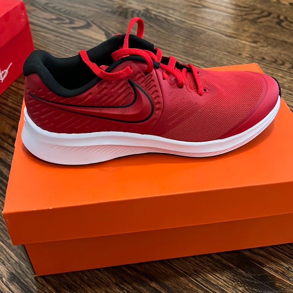 Nike Brand New Star Runner 2 Sneakers size 5.5 - Grade School